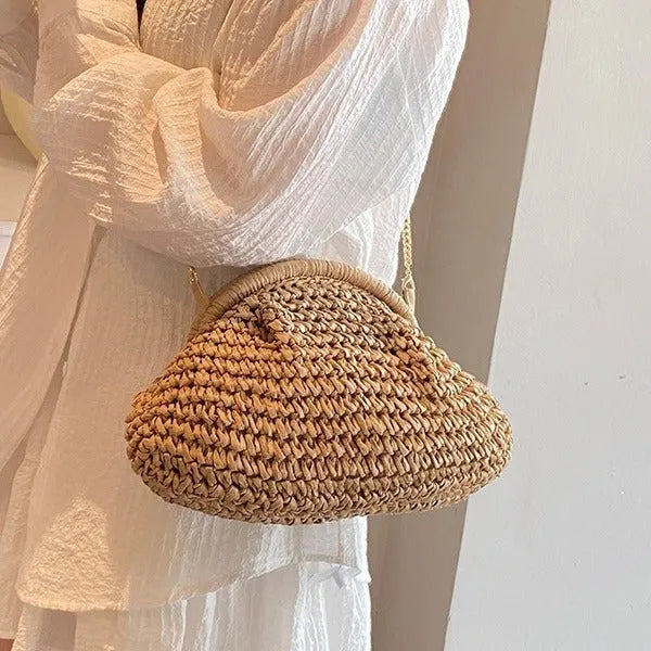 Women's straw beach shoulder bag with chain strap in shell shape