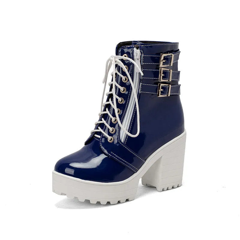 Women's black thick-heeled short boots with front lace-up and round toe.
