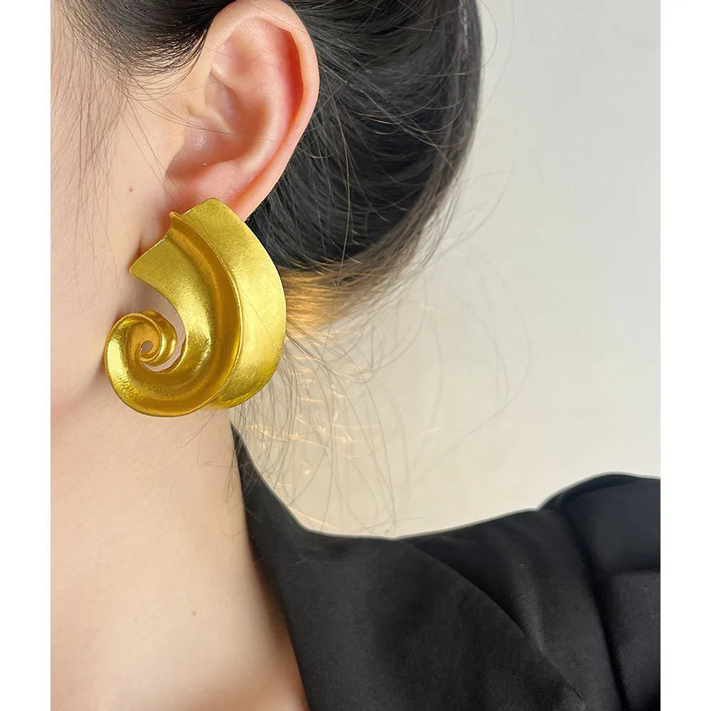 A pair of retro-style geometric alloy ear studs in a gold electroplated finish.