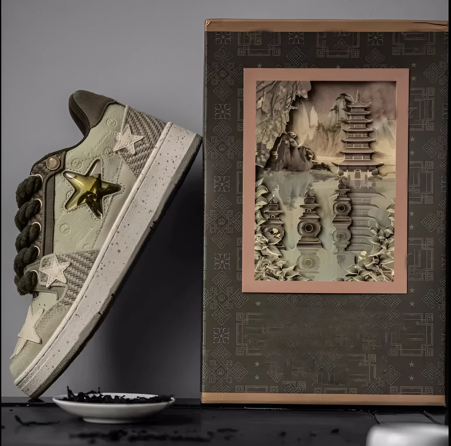 Green low-top casual shoes with star pattern and multi-material stitching
