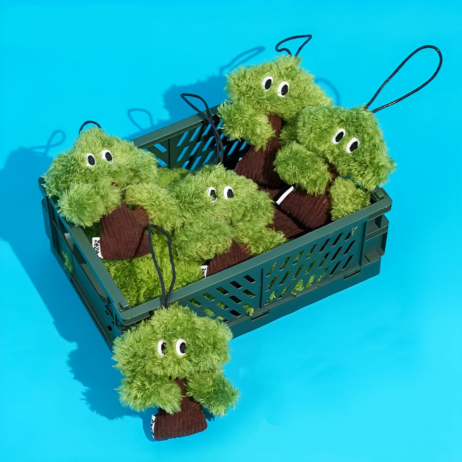Pine tree-shaped cat toy pendant bag with mint filling for biting and grinding, shown in three size options.