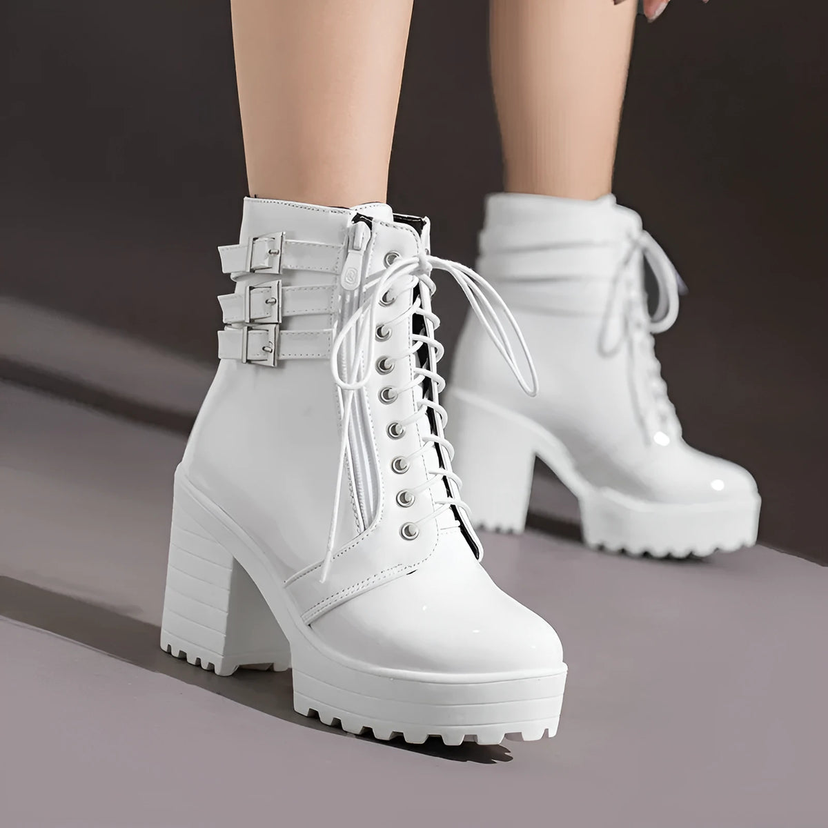 Women's black thick-heeled short boots with front lace-up and round toe.