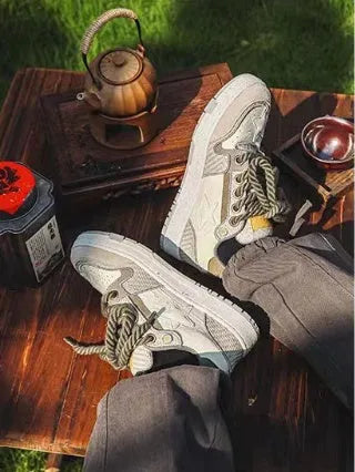 Green low-top casual shoes with star pattern and multi-material stitching