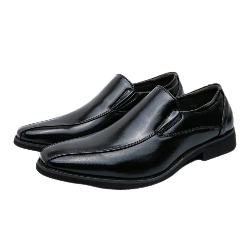 Men's black pointed patent leather casual shoes with flat rubber sole and low tube sock.
