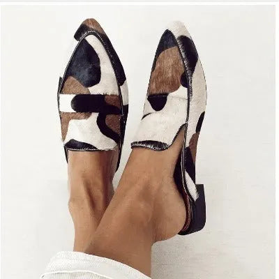 Women's black and white apricot imitation horse hair patterned retro pointed-toe low heel shoes.