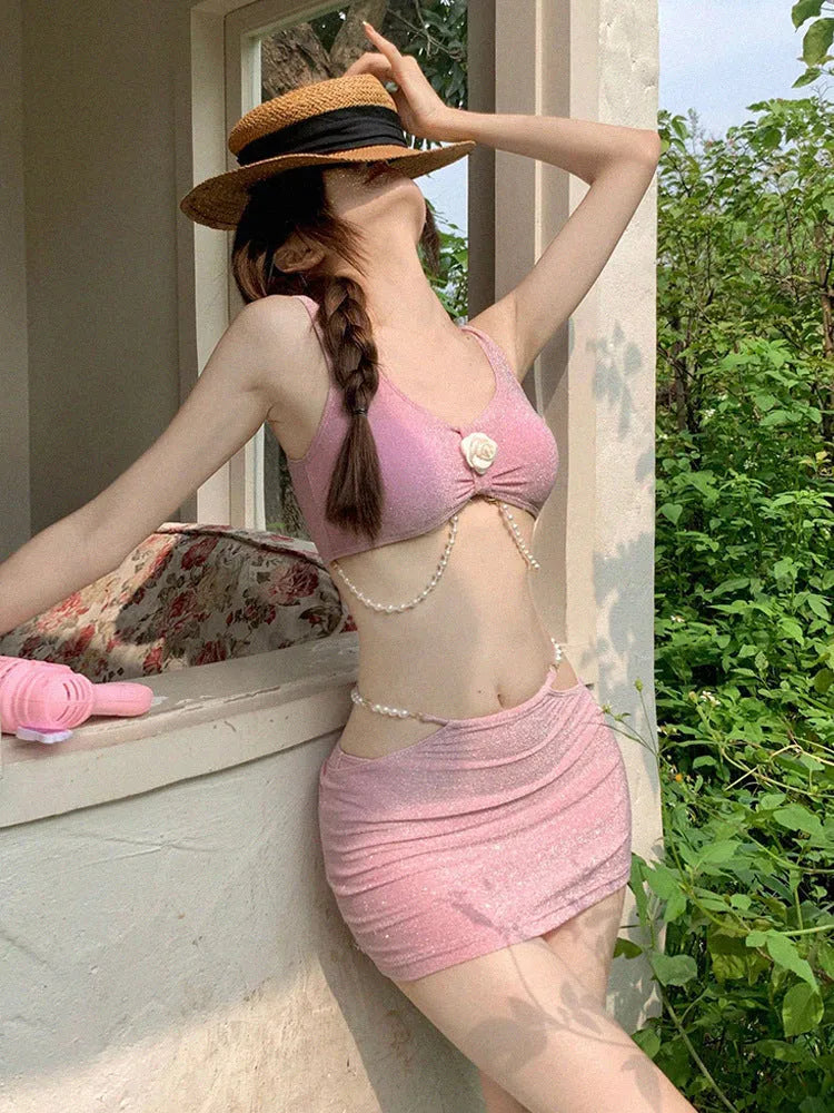Three-piece bikini swimsuit set in black or pink colour with brief style and backless design