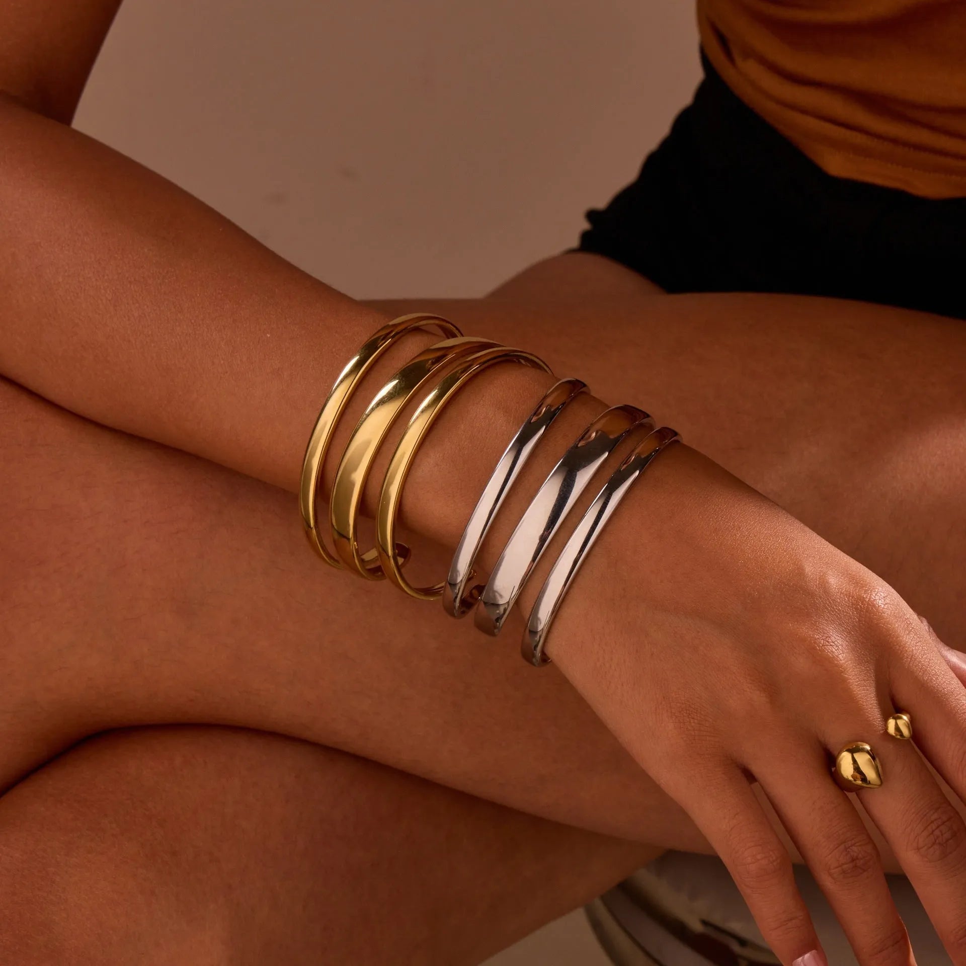 Stainless steel women's bracelet with geometric lines and simple opening clasp in gold or steel finish