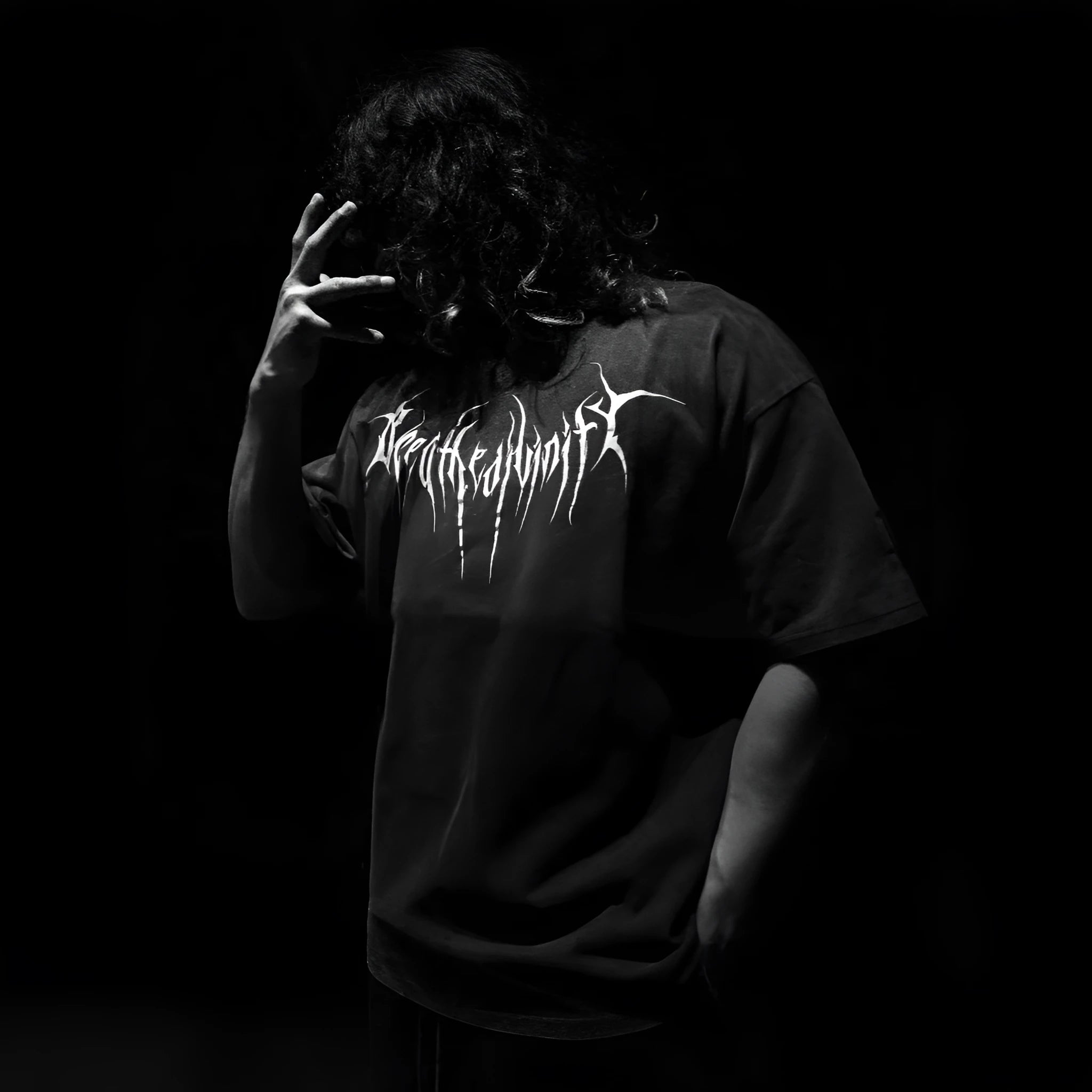 Dark style loose fit pure cotton short sleeve T-shirt with gilding decorative detail.
