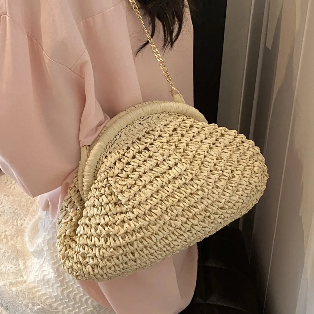 Women's straw beach shoulder bag with chain strap in shell shape