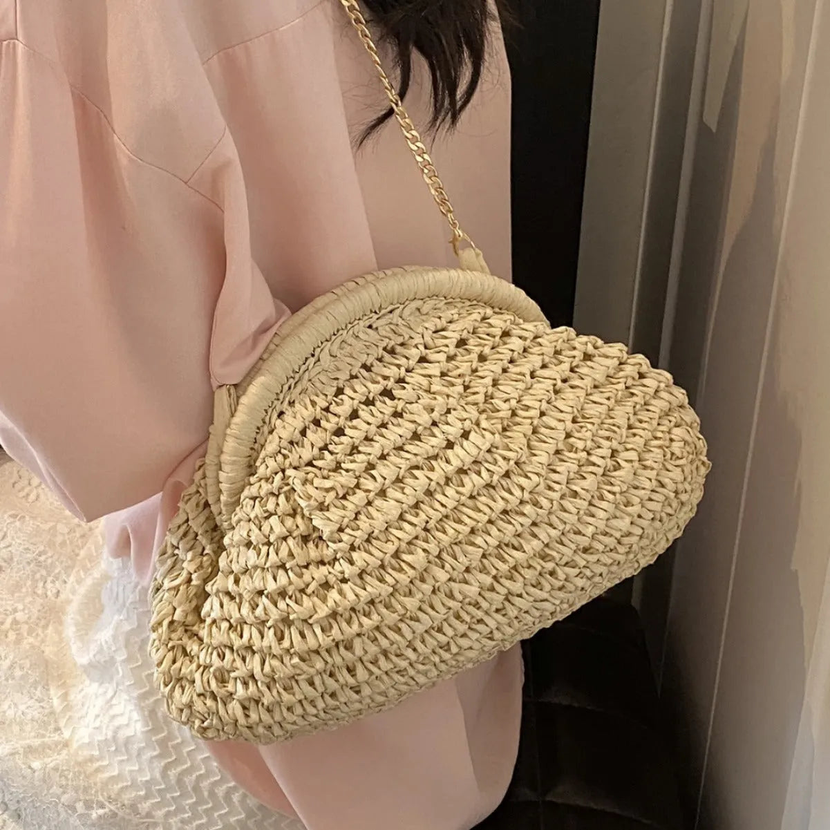 Women's straw beach shoulder bag with chain strap in shell shape