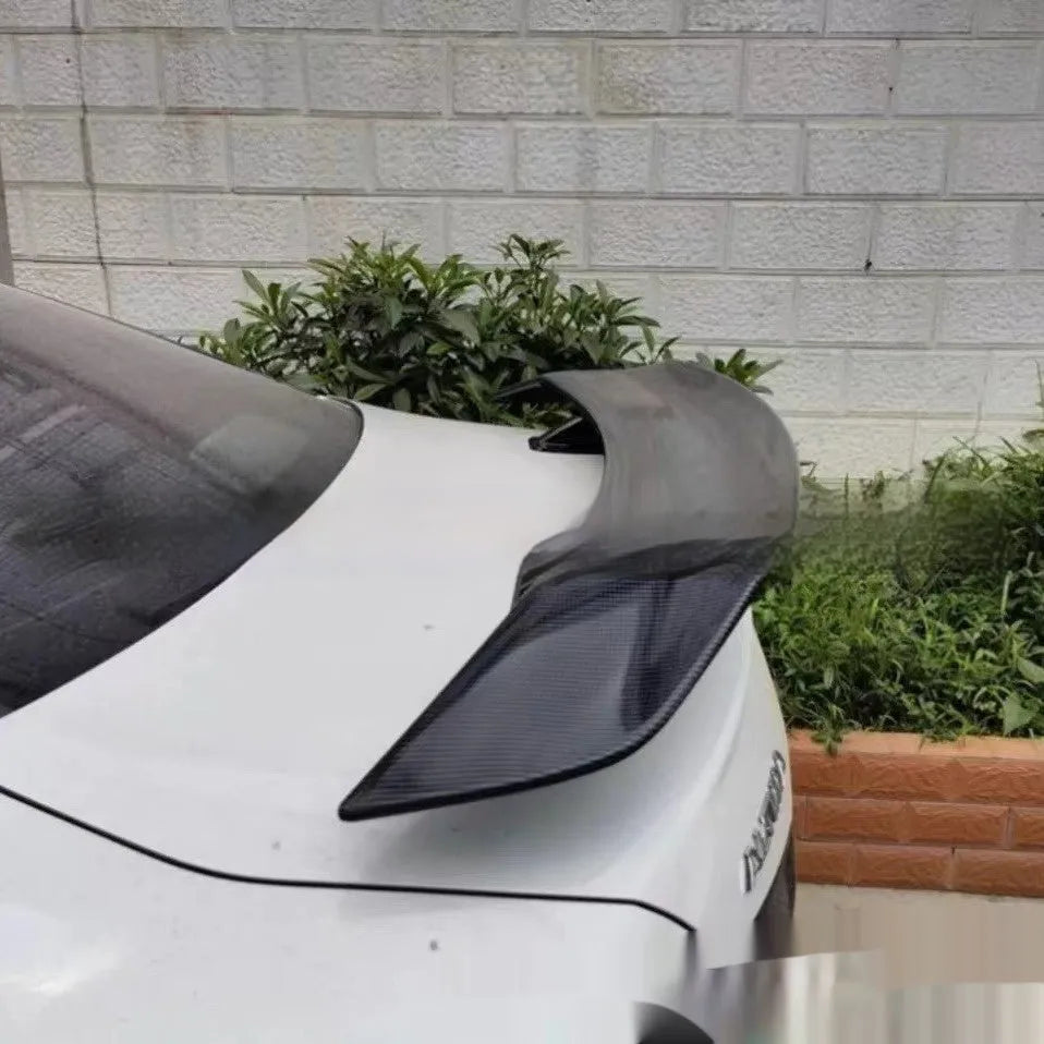 Universal car punch-free tail wing spoiler in ABS plastic on a vehicle
