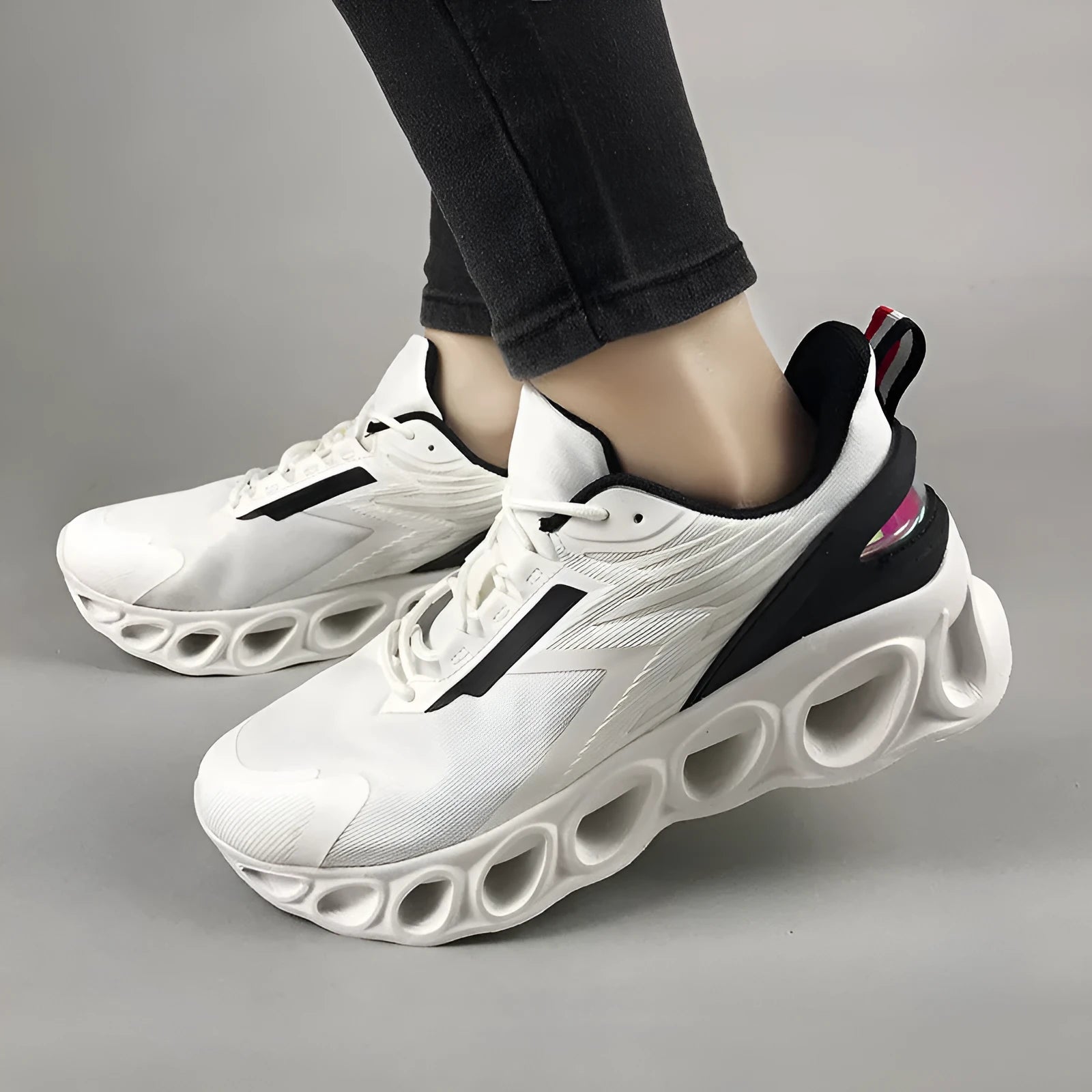 Men's low-top casual sports shoes in black with breathable mesh upper and lace-up closure.