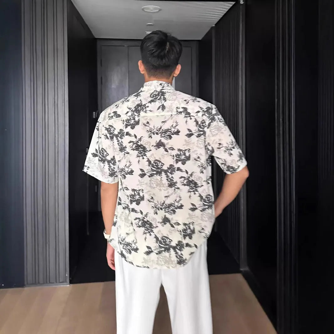 Men's loose fit casual shirt with floral pattern and short sleeves in black or white