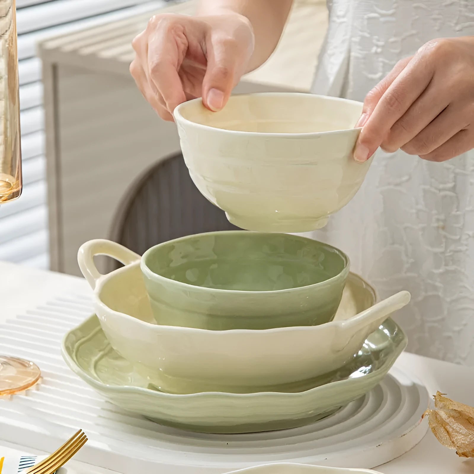 Solid colour ceramic dinnerware set with seven pieces in minimalist Japanese style, boxed packaging.