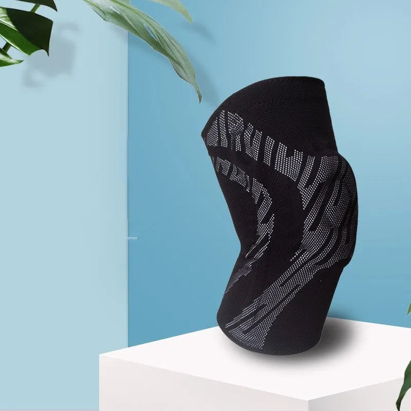 Men's pressurized basketball knee pads in nylon available in black and blue colours