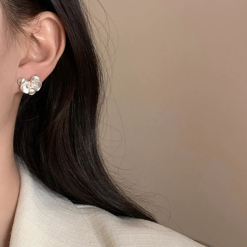 Retro-style flower earrings with petal details in gold or silver electroplated finish