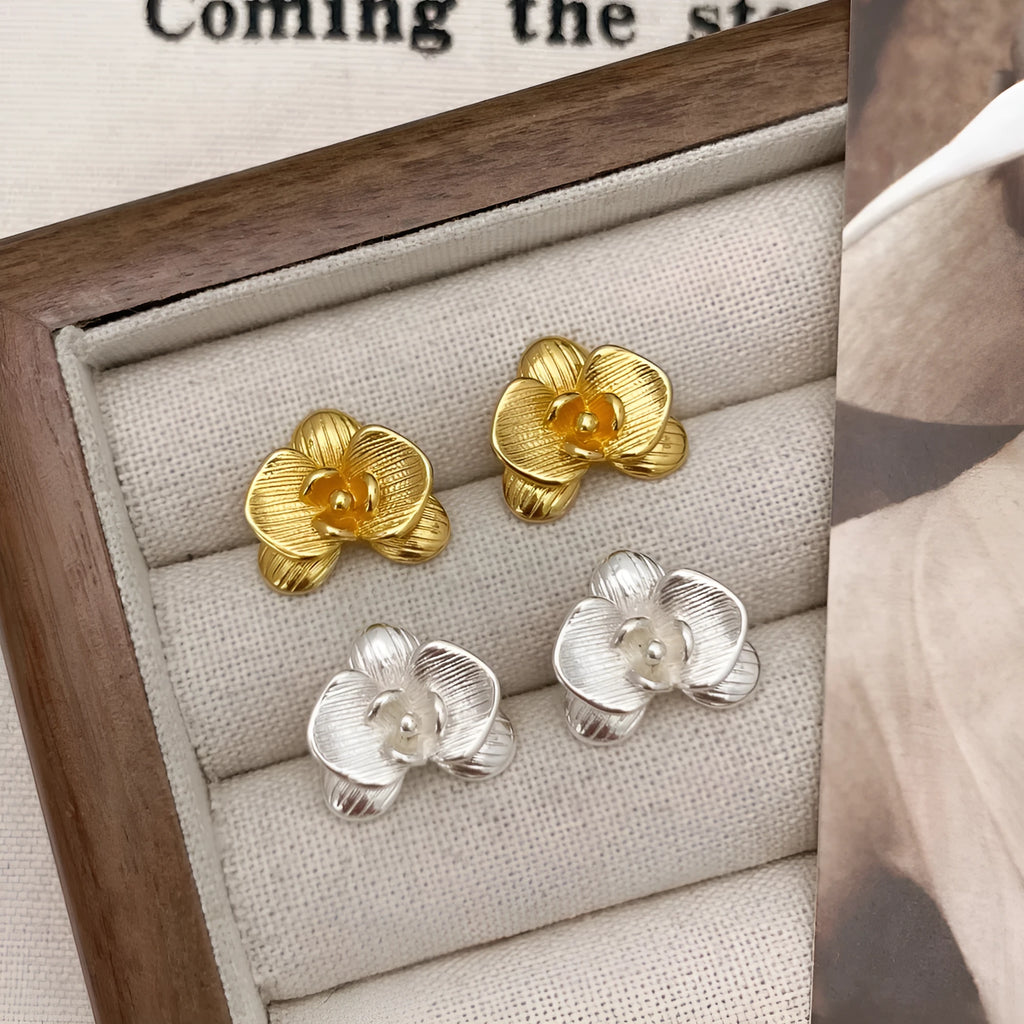 Retro-style flower earrings with petal details in gold or silver electroplated finish