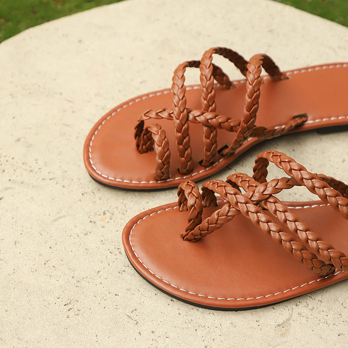 Women's clip-toe woven Roman sandals in artificial PU with rubber sole