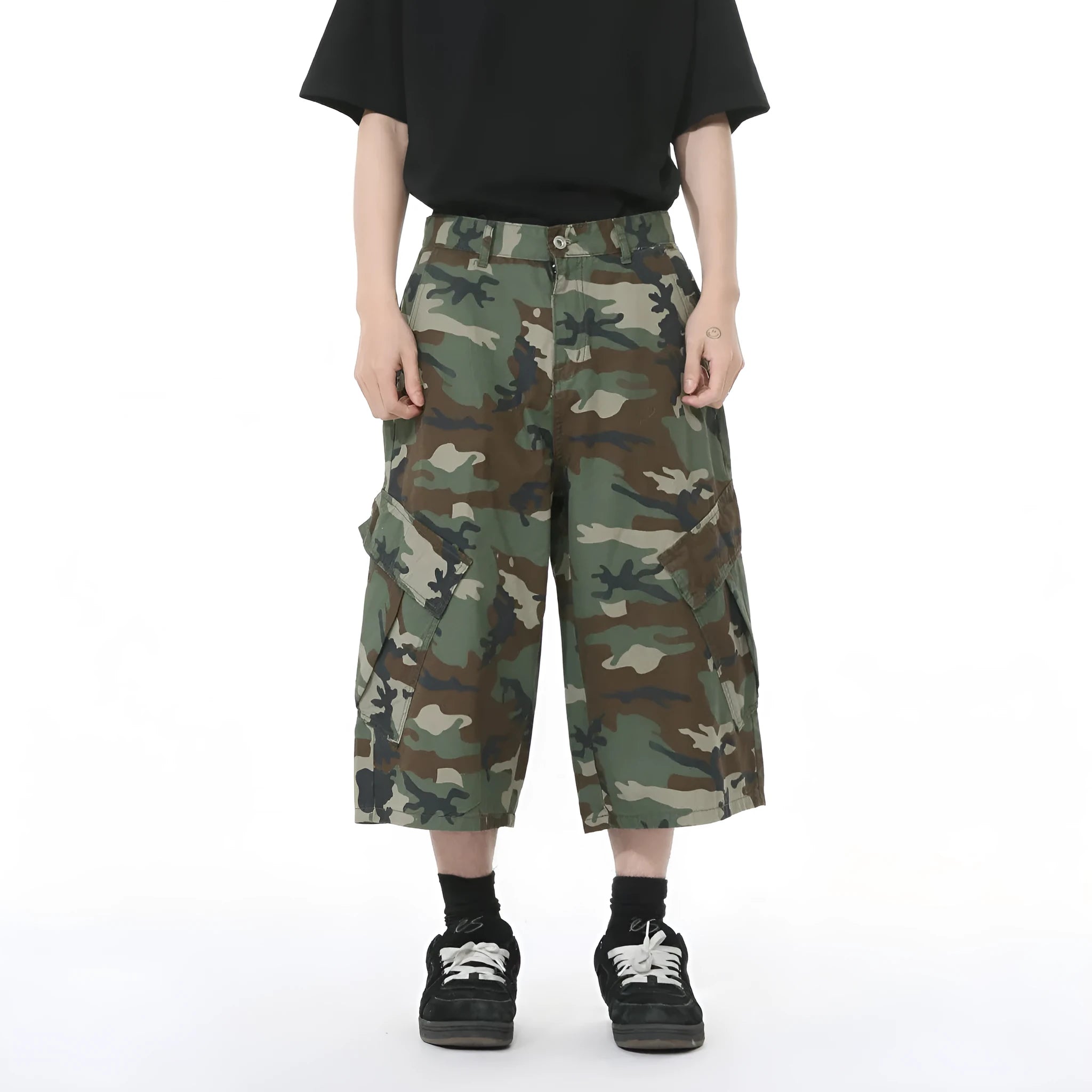 Men's camouflage wide-leg jeans with large side pockets and cropped length