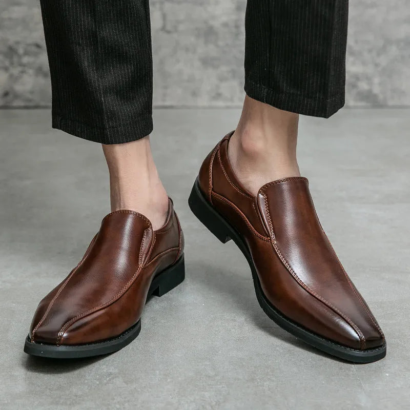Men's black pointed patent leather casual shoes with flat rubber sole and low tube sock.