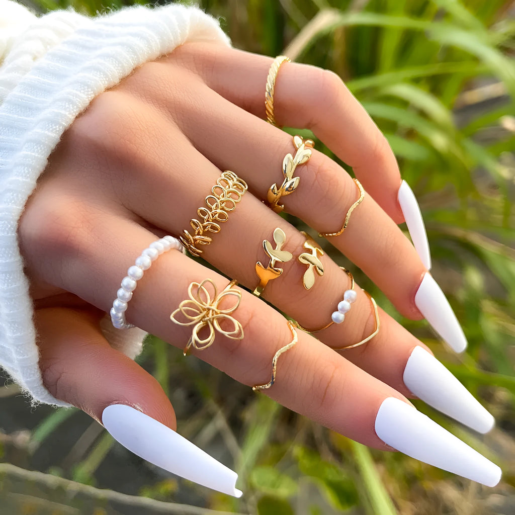 Women's gold coloured openwork flower ring with glossy electroplated finish