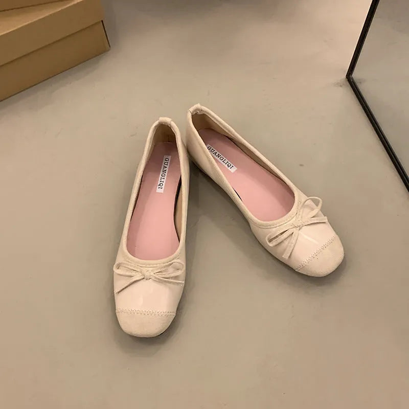 Women's retro ballet flats in Mary Jane style with square toe and ankle strap in multiple colours