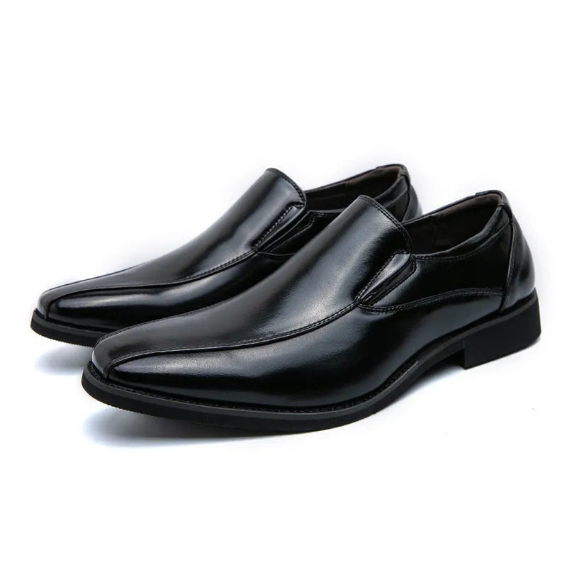 Men's black pointed patent leather casual shoes with flat rubber sole and low tube sock.