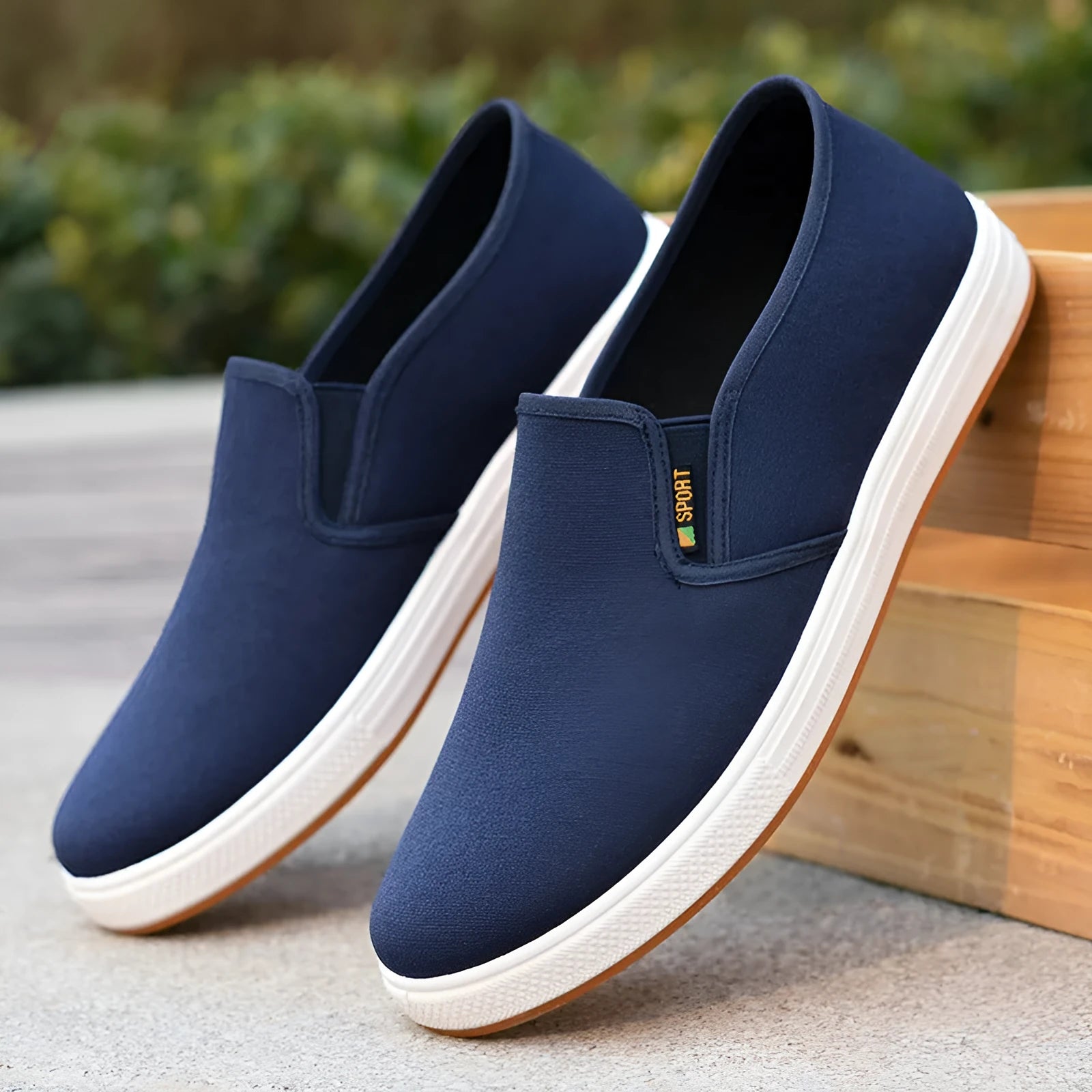 Men's low-top canvas slip-on shoes with round toe and injection moulded sole