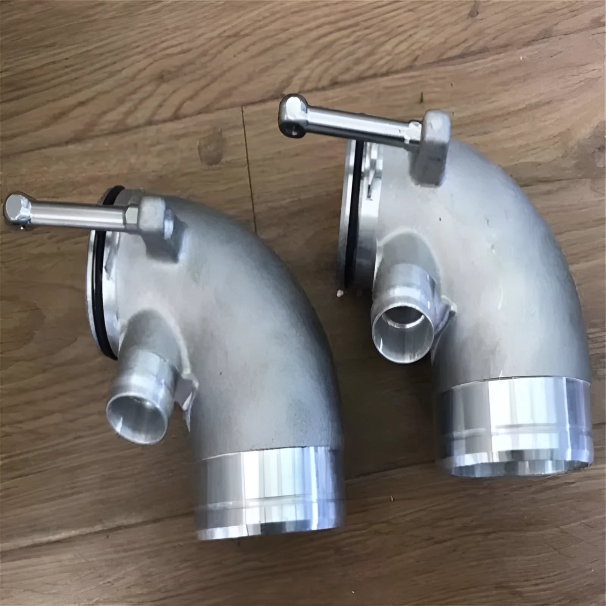 Aluminium alloy 90 degree turbo elbow pipe for automotive lateral engine applications