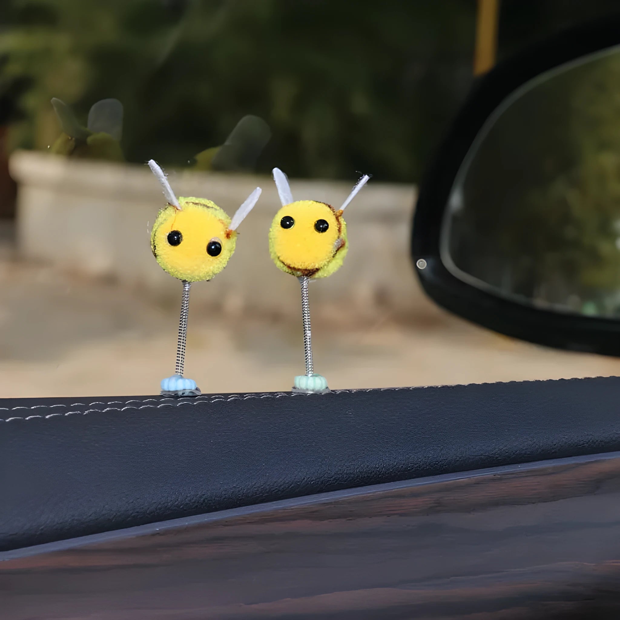 Swing Spring Bee car decoration ornament with cartoon design measuring 3x3 cm