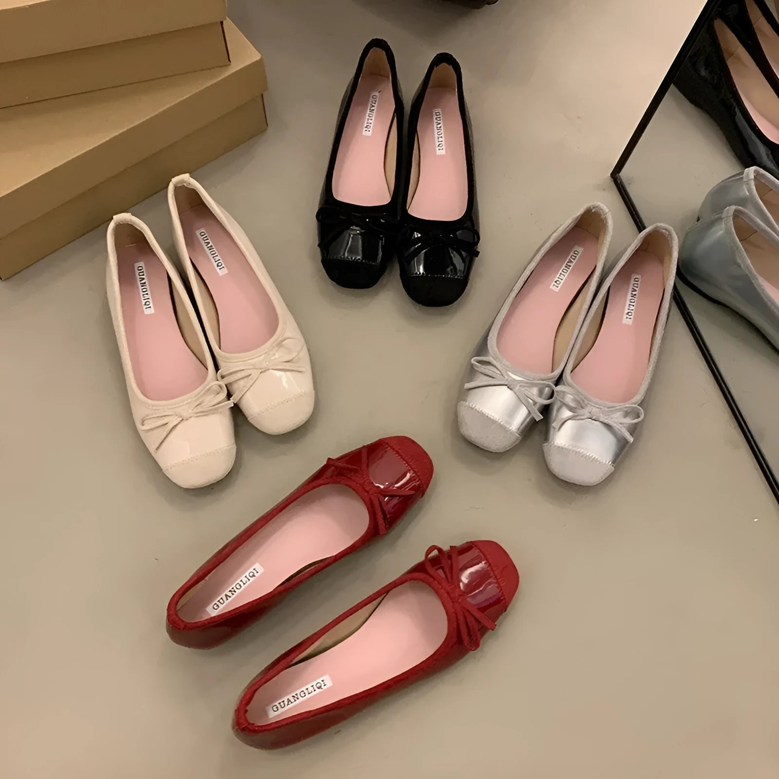 Women's retro ballet flats in Mary Jane style with square toe and ankle strap in multiple colours