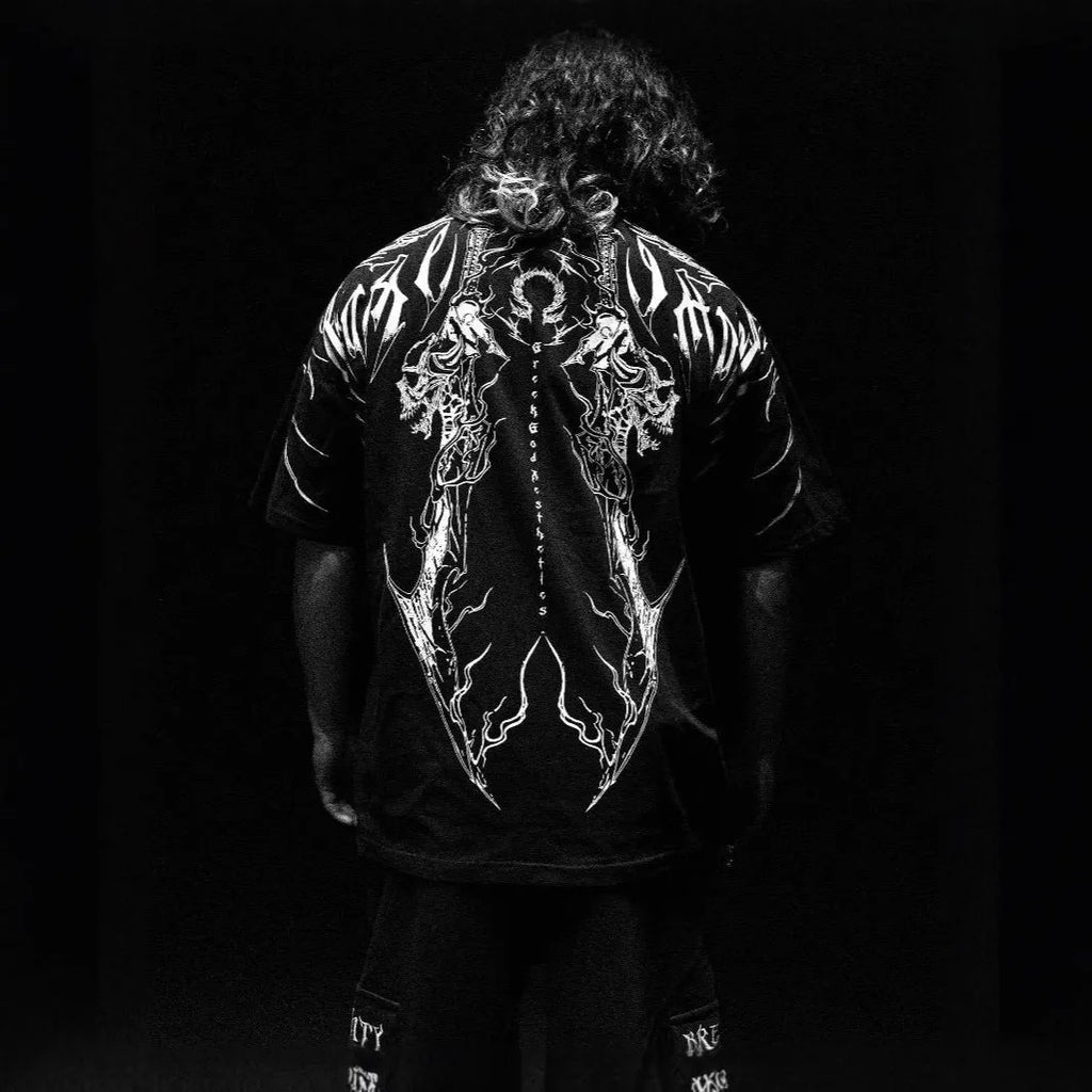 Dark style loose fit pure cotton short sleeve T-shirt with gilding decorative detail.