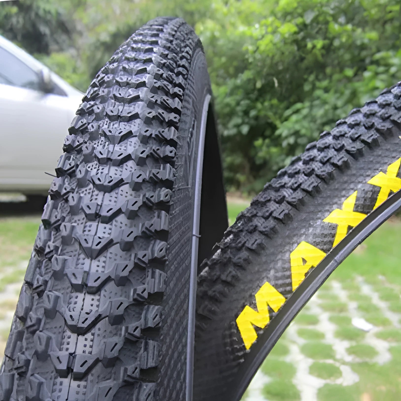 Ultralight mountain bike tyre with black tread, shown in 26, 27.5 and 29 inch sizes