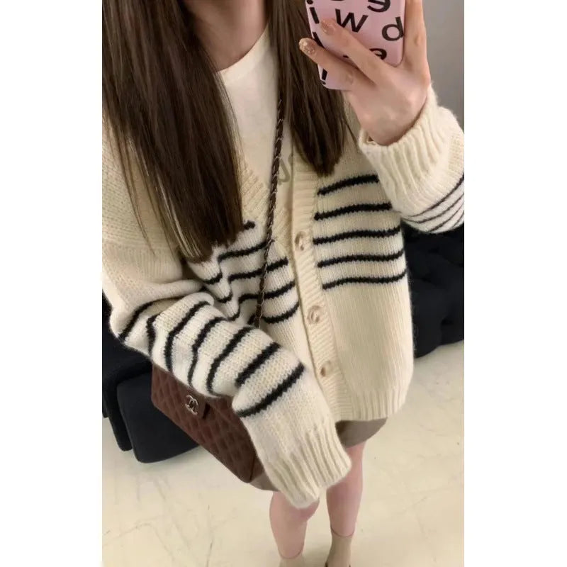 Collar button cardigan sweater with 3D pattern in a free size for autumn.