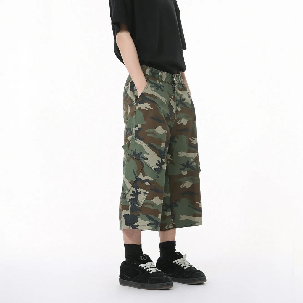 Men's camouflage wide-leg jeans with large side pockets and cropped length