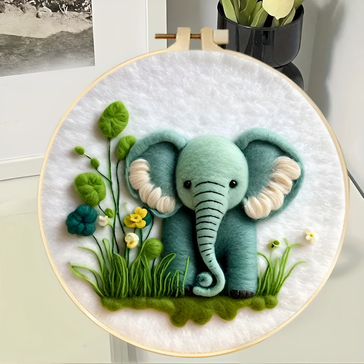 Round 20x20 cm linen embroidery kit with wool felt pieces and embroidery frame for botanical designs