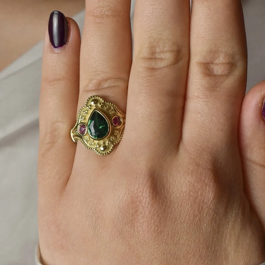 Women's geometric ring in electroplated golden lvzuan colour on alloy, ins style design