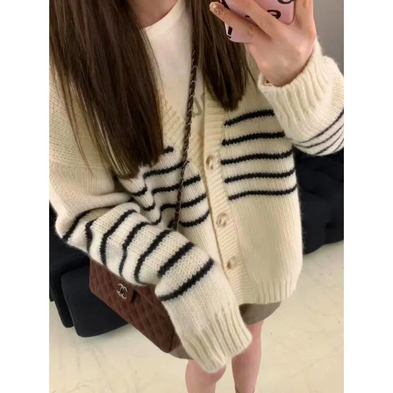 Collar button cardigan sweater with 3D pattern in a free size for autumn.
