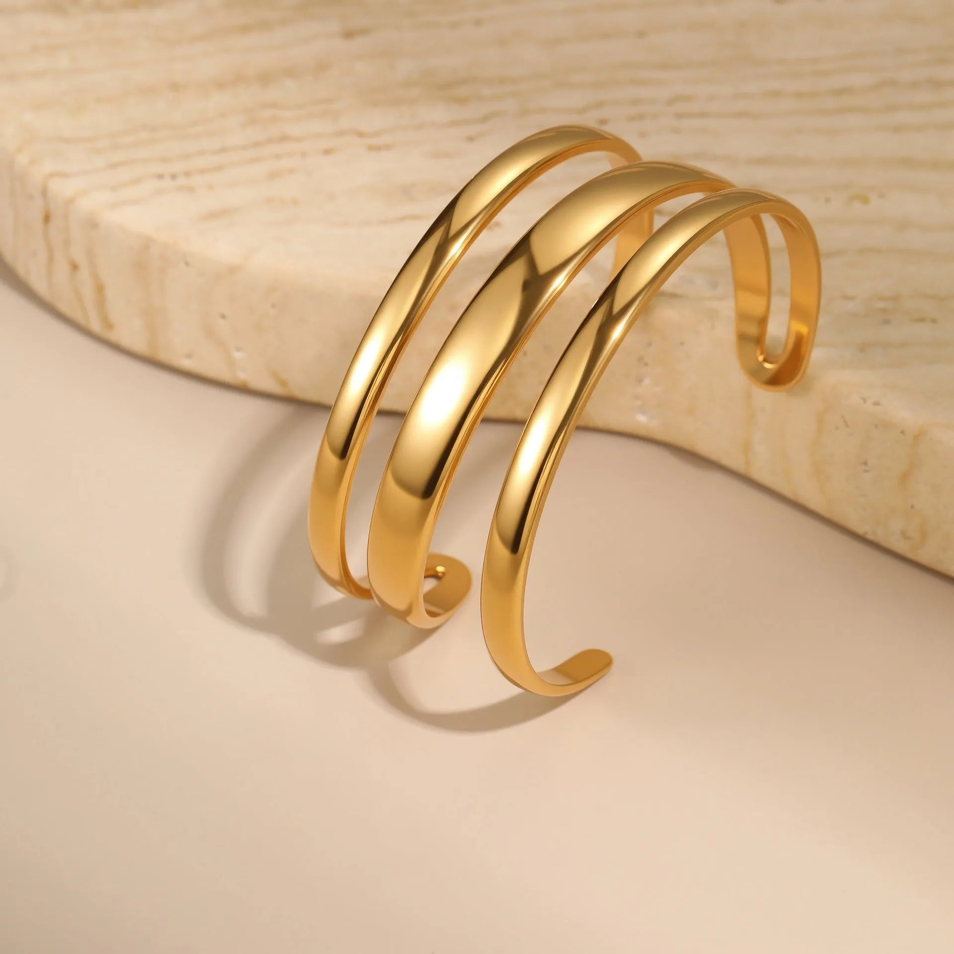 Stainless steel women's bracelet with geometric lines and simple opening clasp in gold or steel finish