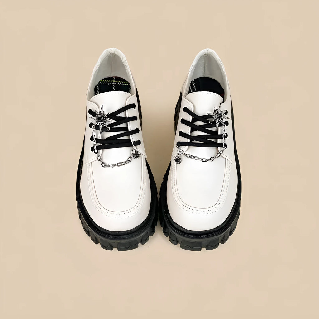 Women's solid colour preppy loafers with a round toe and a metal cross-strap in Duke asterism.