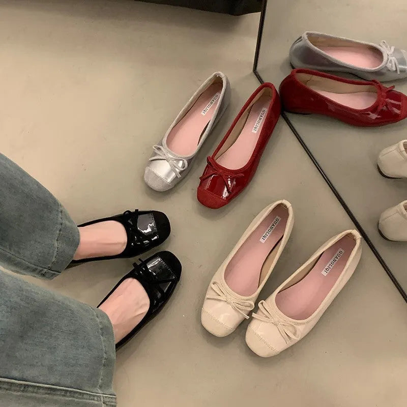 Women's retro ballet flats in Mary Jane style with square toe and ankle strap in multiple colours