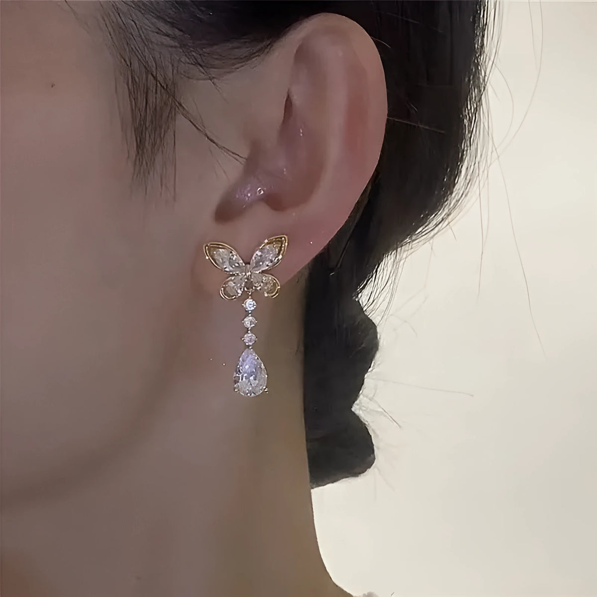 Women's platinum coloured bow stud earrings with electroplated finish on zinc alloy