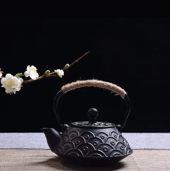 0.9L cast iron teapot with Japanese-style fish pattern in bronze finish