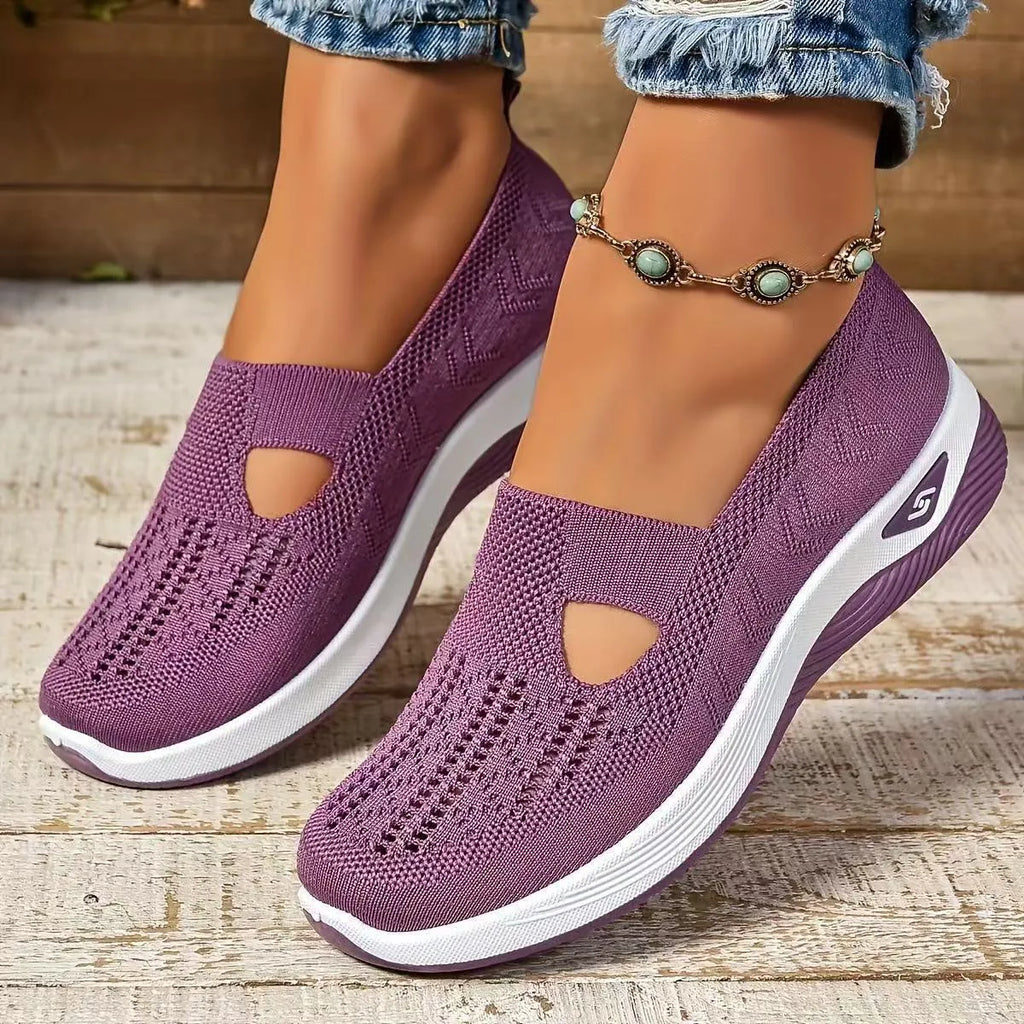 Low-top women's casual mesh shoes with a T-strap, in a selection of solid colours on a soft PVC sole.