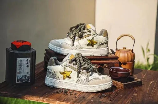 Green low-top casual shoes with star pattern and multi-material stitching