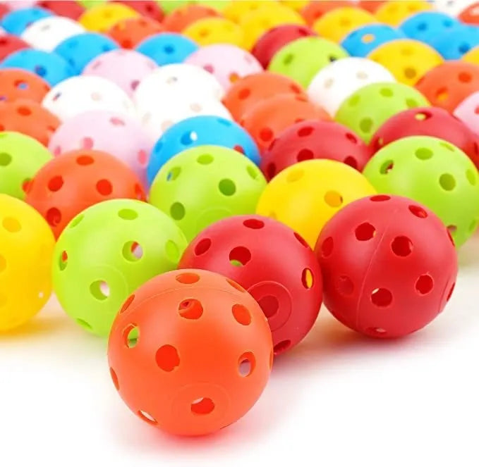 Multi-colour golf practice balls on 26-hole putting mat with net pocket packaging