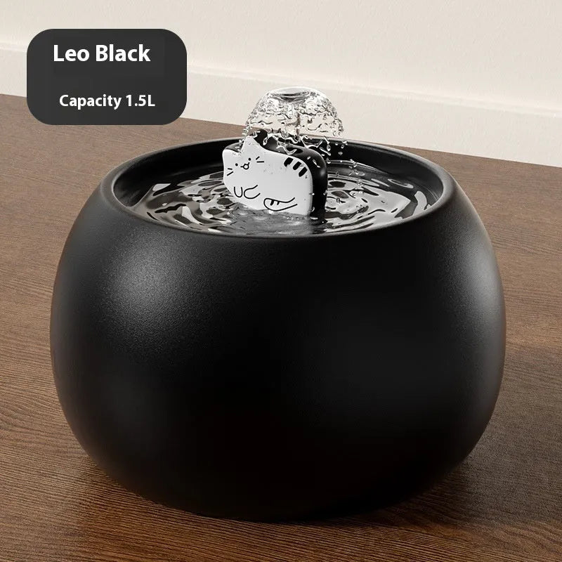 Cartoon kitty ceramic pet water fountain in white or black, 1L or 1.5L, for cats and small dogs.
