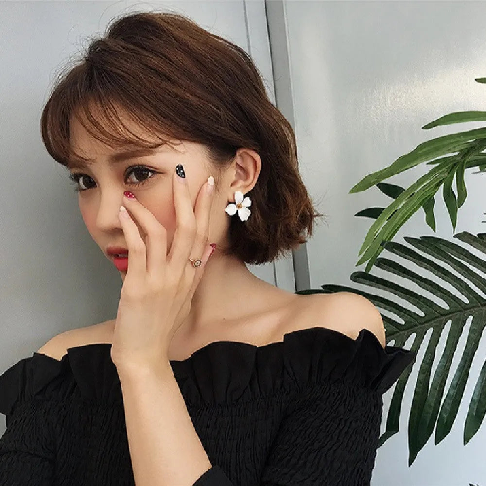 Flower-shaped stud earrings for women in white and pink colour options