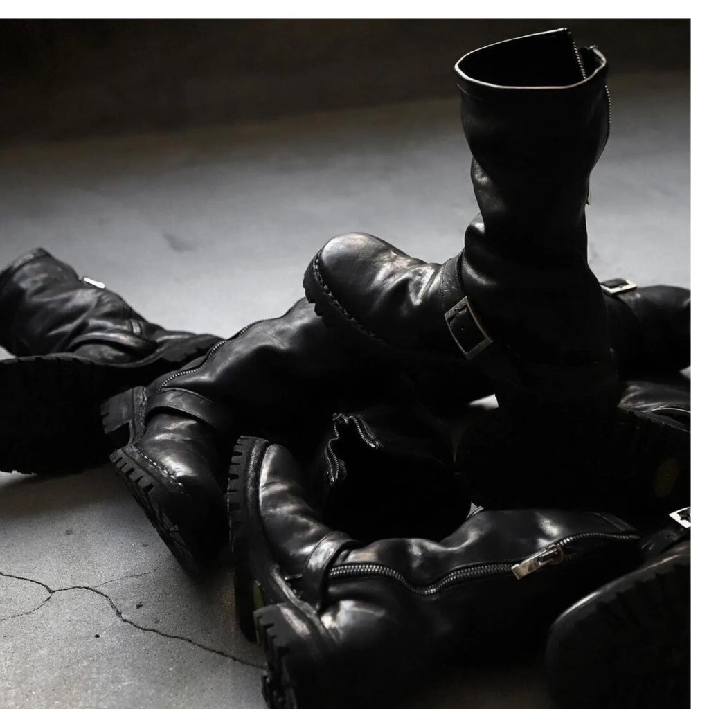 Men's dark retro Martin boots with zipper closure and round toe in black colours