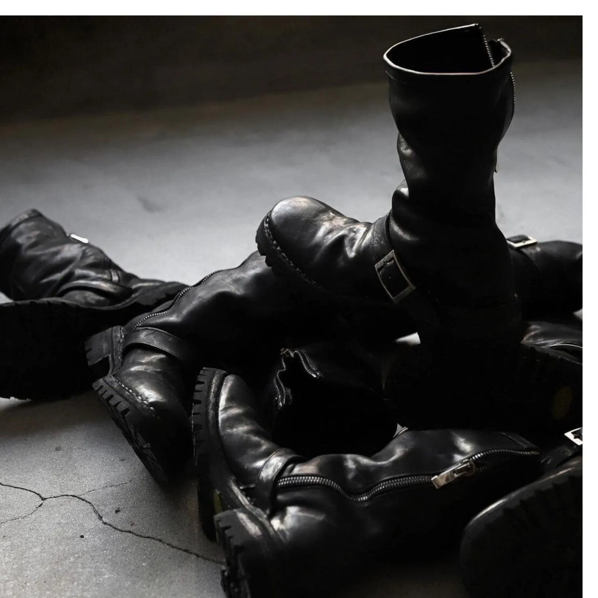 Men's dark retro Martin boots with zipper closure and round toe in black colours